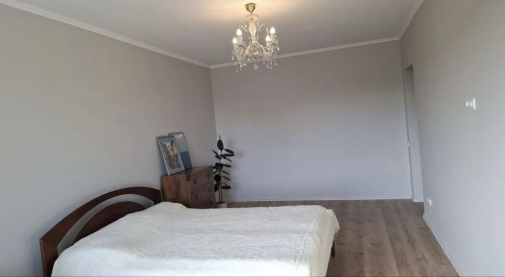 Продаж видової 2-кімнатної квартири в центрі міста, поряд з