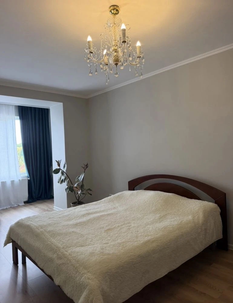 Продаж видової 2-кімнатної квартири в центрі міста, поряд з