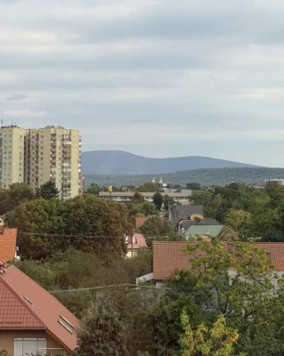 Продаж видової 2-кімнатної квартири в центрі міста, поряд з