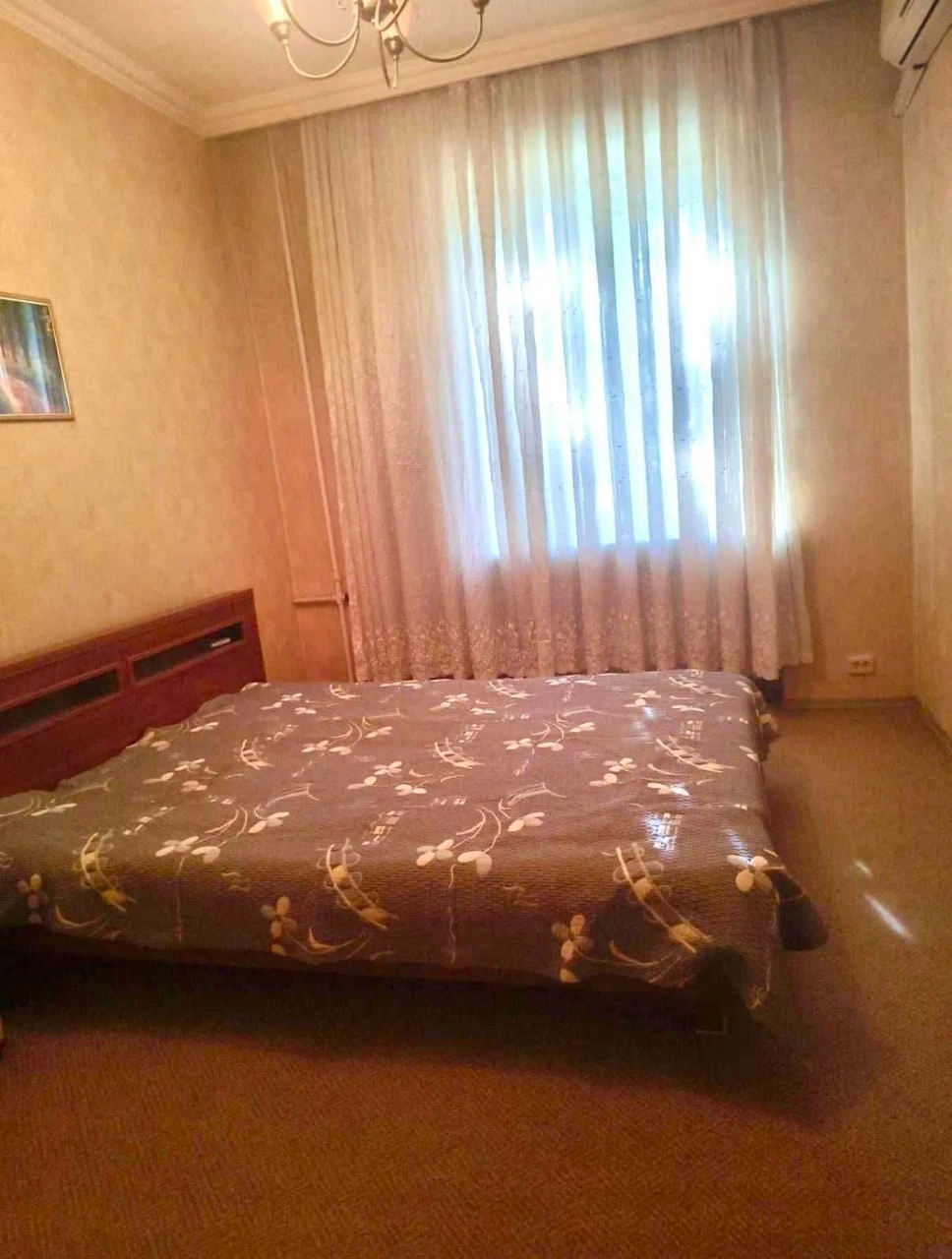 Продам 2 кімнатну класичну сталінку на проспекті Шевченка