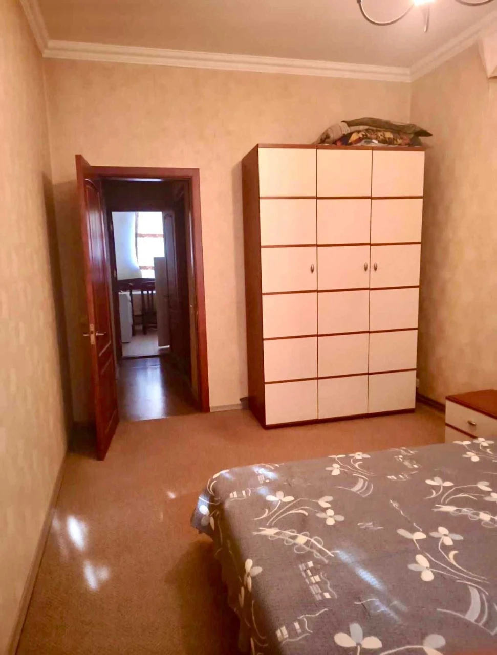 Продам 2 кімнатну класичну сталінку на проспекті Шевченка