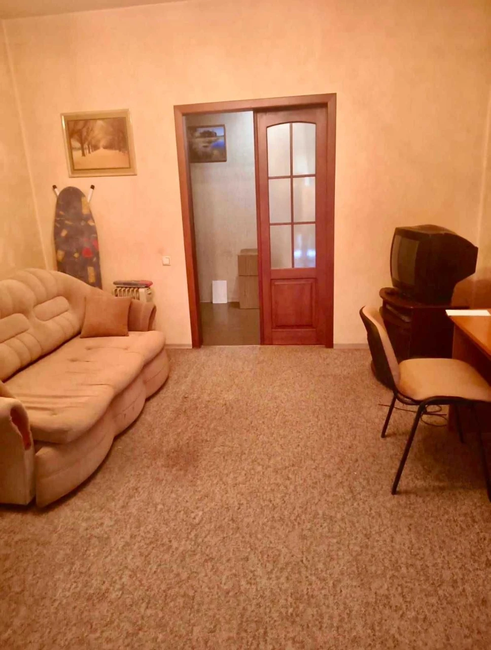 Продам 2 кімнатну класичну сталінку на проспекті Шевченка