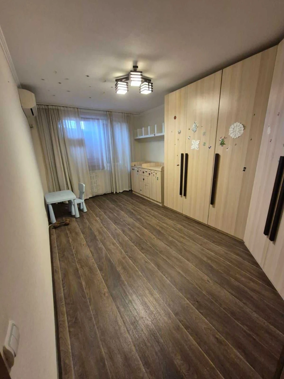 Продам 2 кімнатну квартиру 1/9 с великою кухнею 10 метрів кв