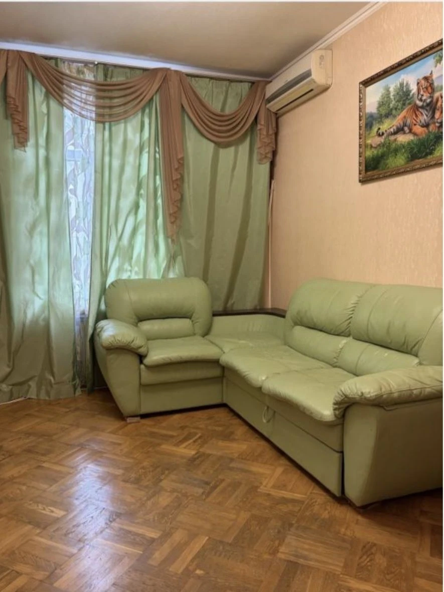 Продам 2 ком кв Центр, дом со шпилем, метро пл.Конституции