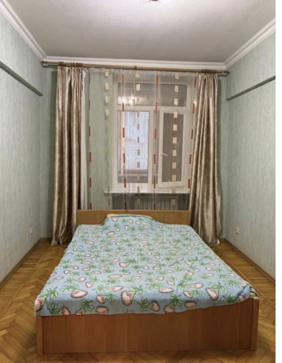 Продам 2 ком кв Центр, дом со шпилем, метро пл.Конституции