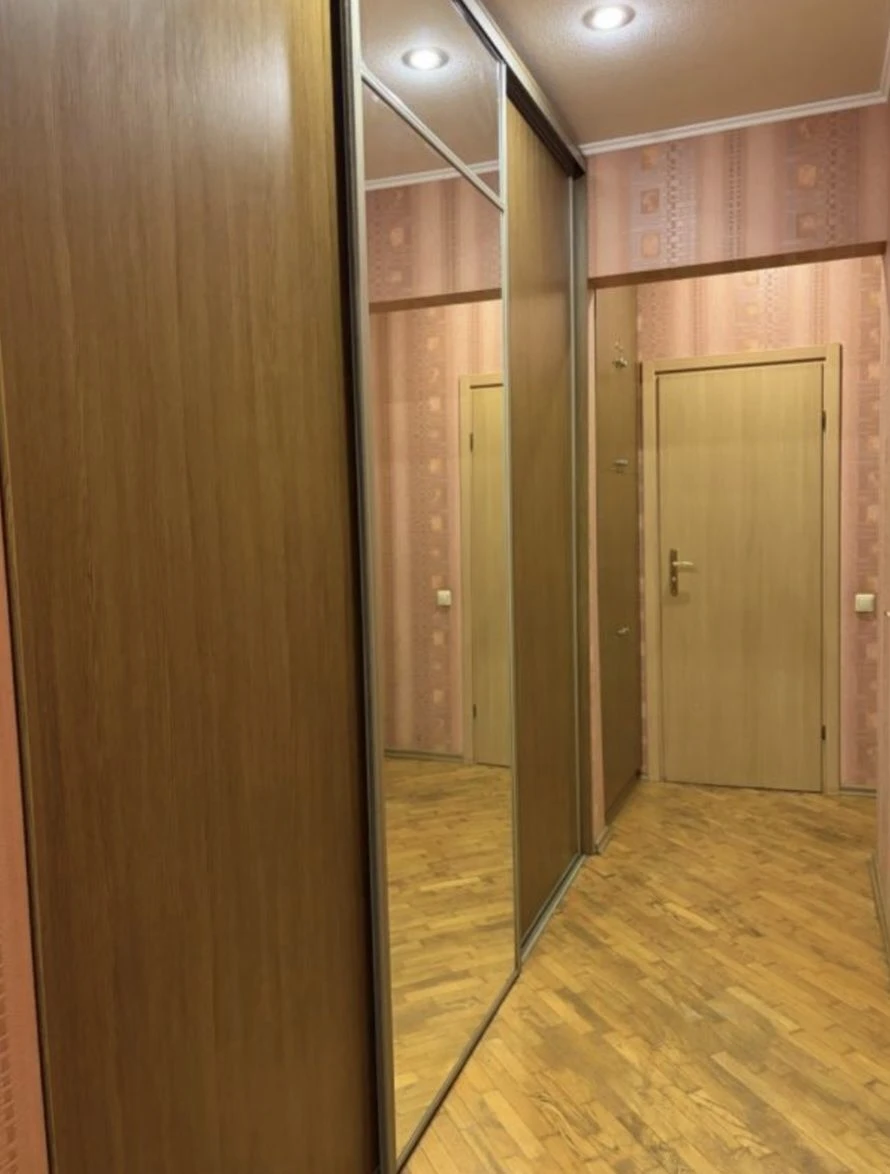 Продам 2 ком кв Центр, дом со шпилем, метро пл.Конституции