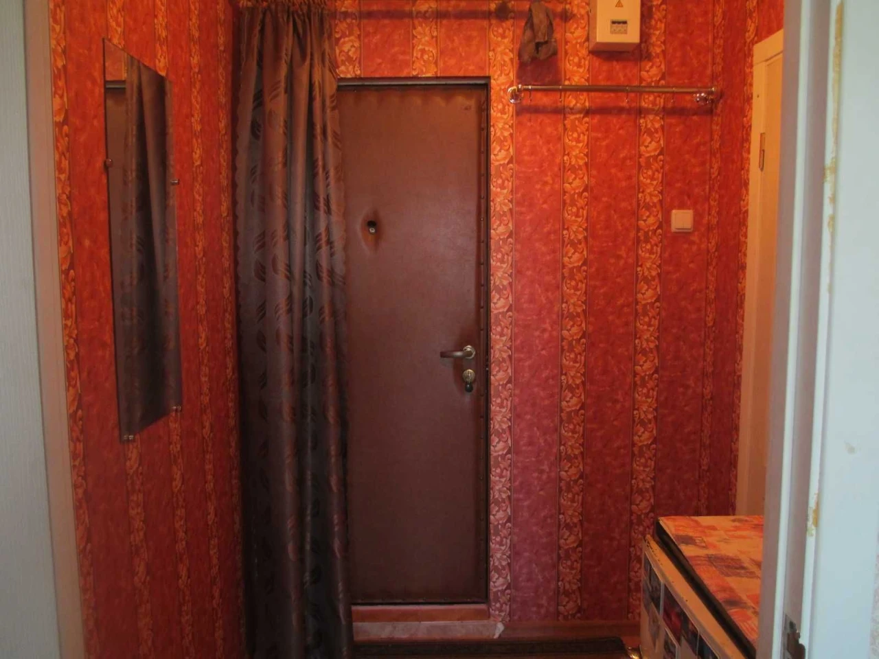 Продам гостинку,  метро Индустриальная