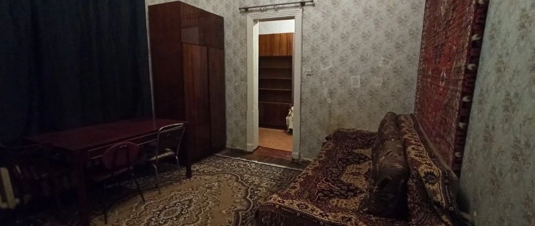 Продам двух  комнатную коммуналку