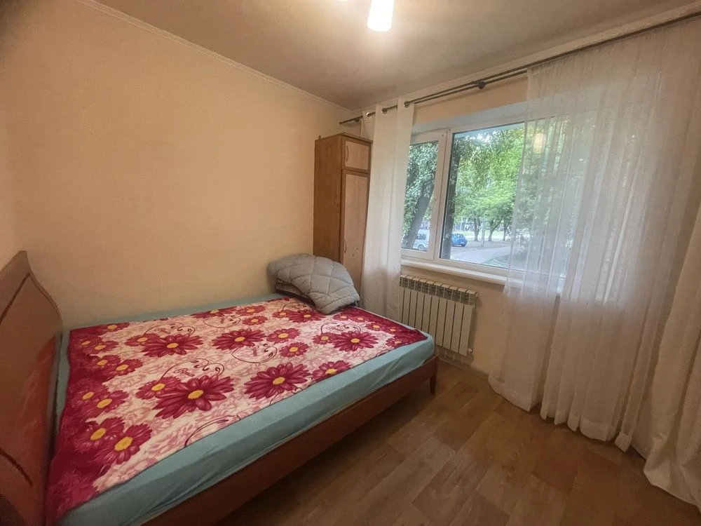 Продам 2-кімнатна квартира біля метро Армійська. Кухня-студі