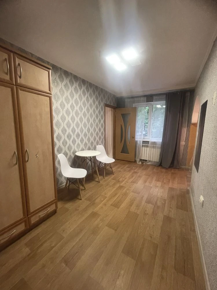 Продам 2-кімнатна квартира біля метро Армійська. Кухня-студі