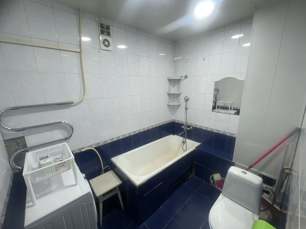 Продам 2-кімнатна квартира біля метро Армійська. Кухня-студі