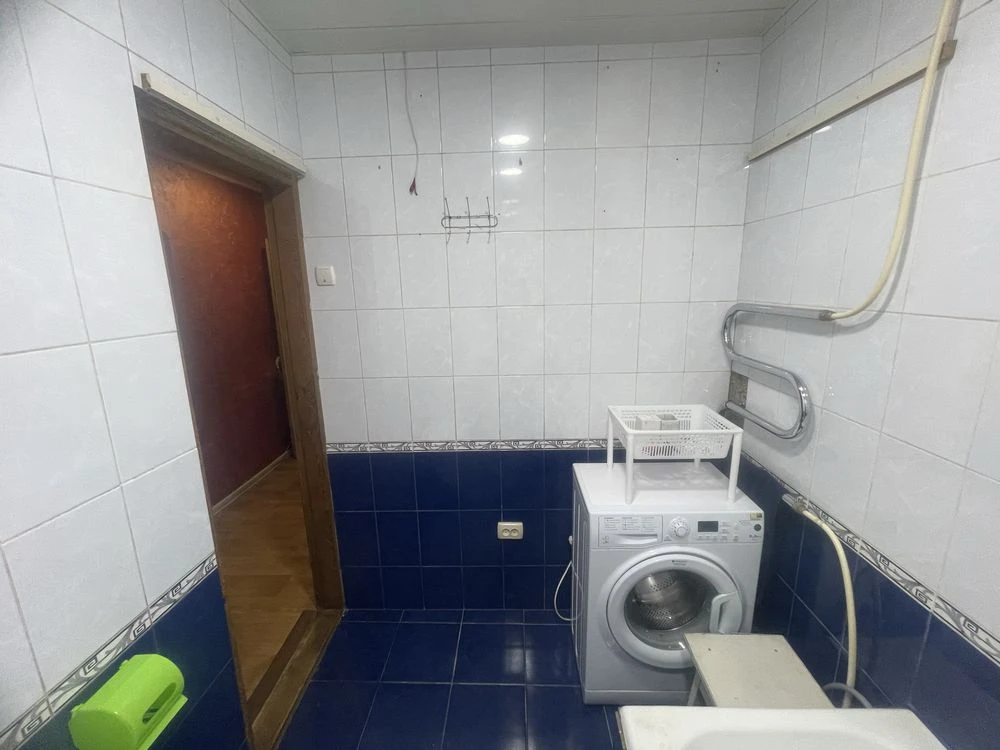 Продам 2-кімнатна квартира біля метро Армійська. Кухня-студі