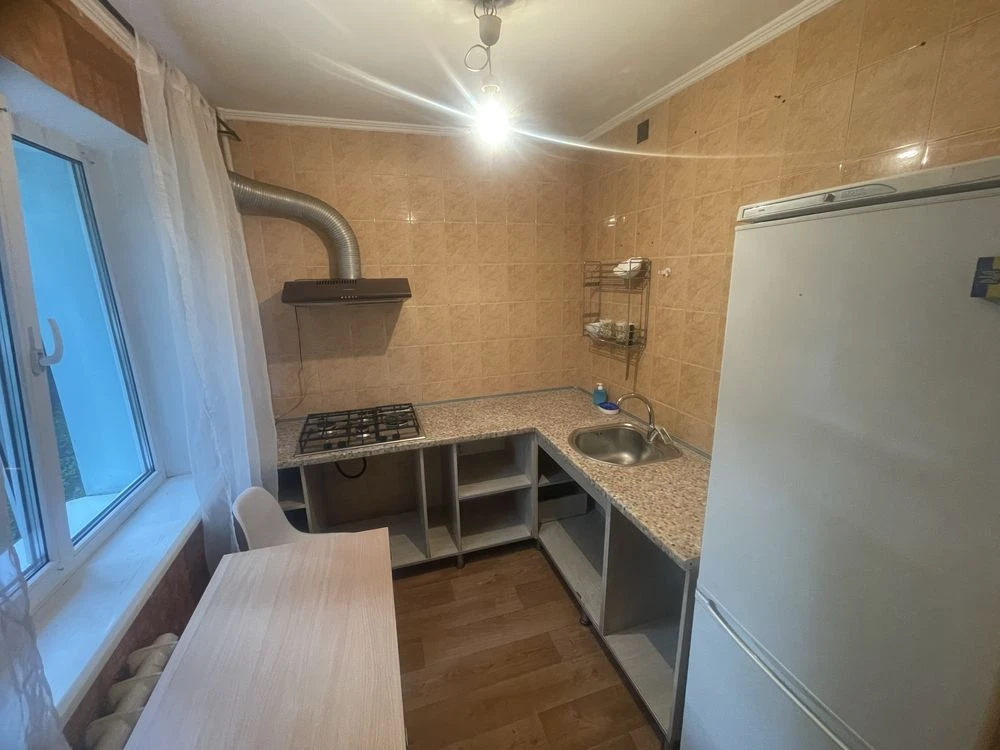 Продам 2-кімнатна квартира біля метро Армійська. Кухня-студі