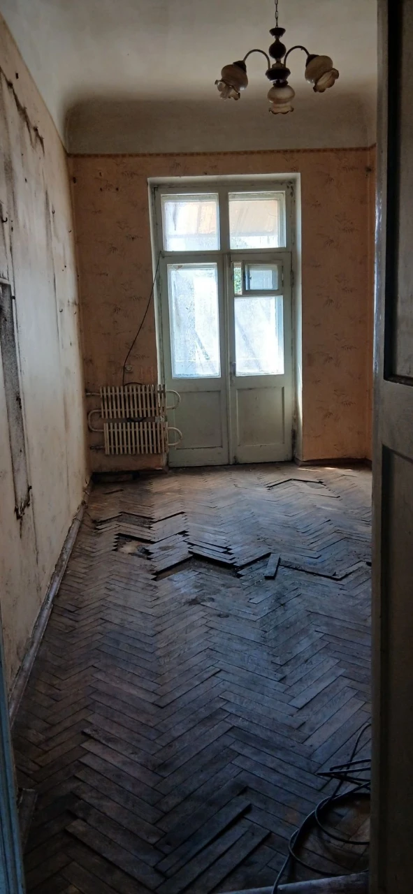 Продам 2 комнатную квартиру в сталинке, ул. Университетская,