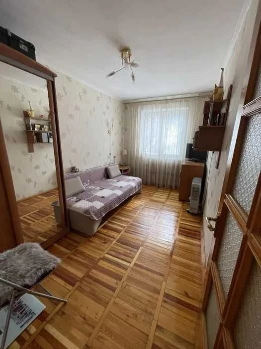 V Продам двухкімнатну квартиру на Салтівці  по вулиці Світлі
