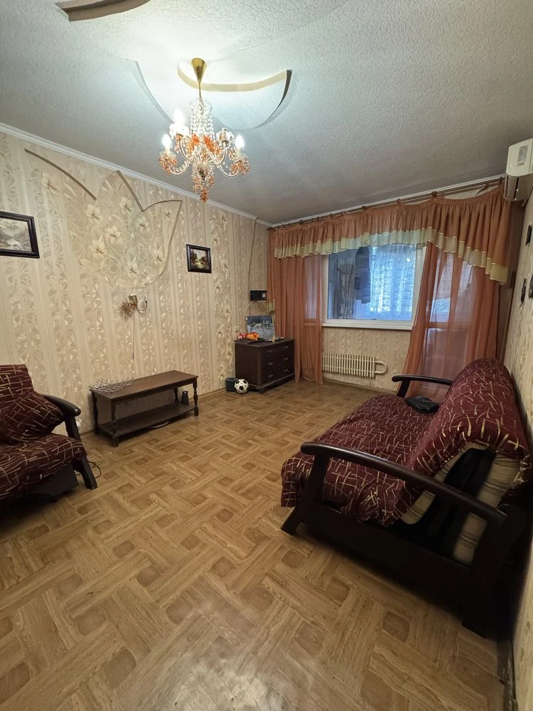 Продам 2 комн квартиру Гвардейцев Широнинцев 101