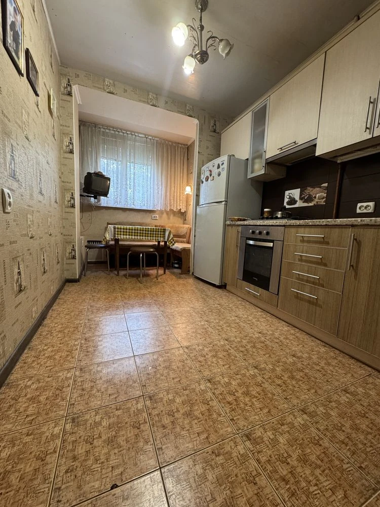Продам 2 комн квартиру Гвардейцев Широнинцев 101