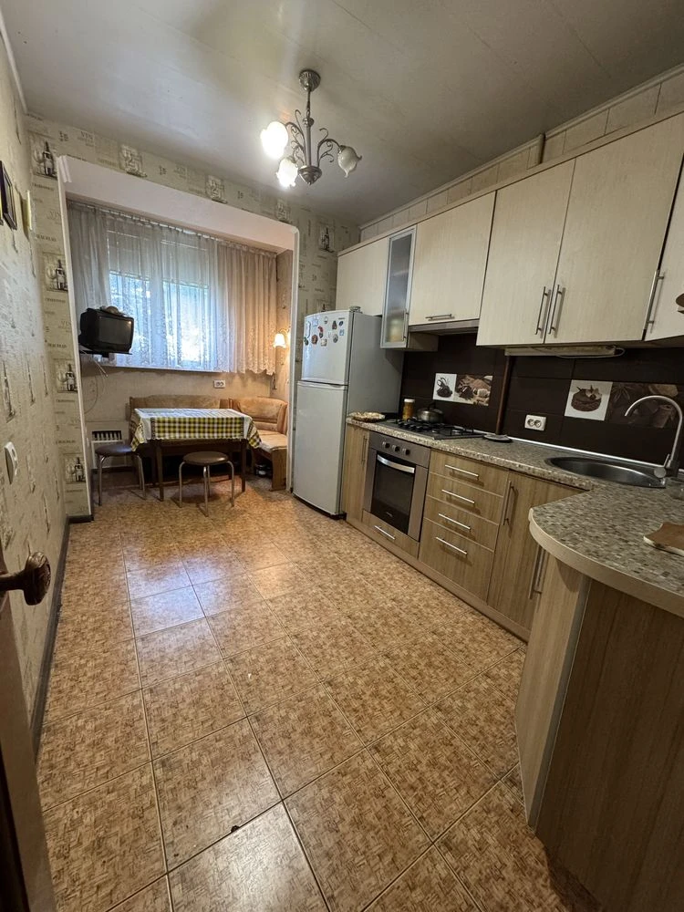 Продам 2 комн квартиру Гвардейцев Широнинцев 101