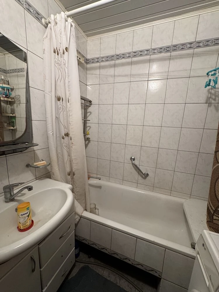 Продам 2 комн квартиру Гвардейцев Широнинцев 101