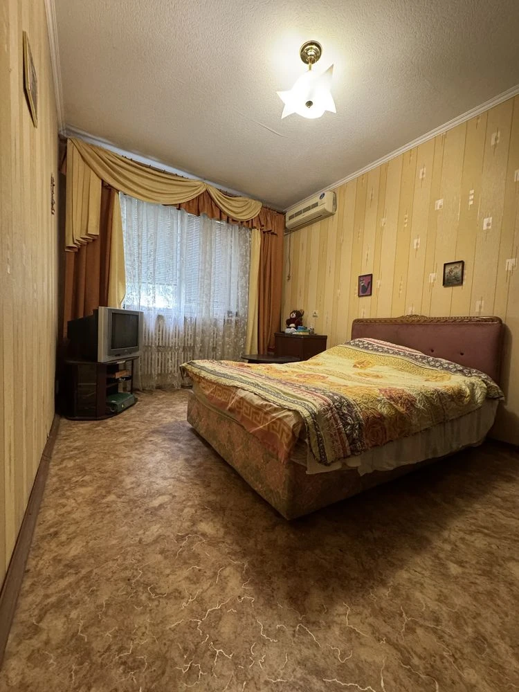 Продам 2 комн квартиру Гвардейцев Широнинцев 101