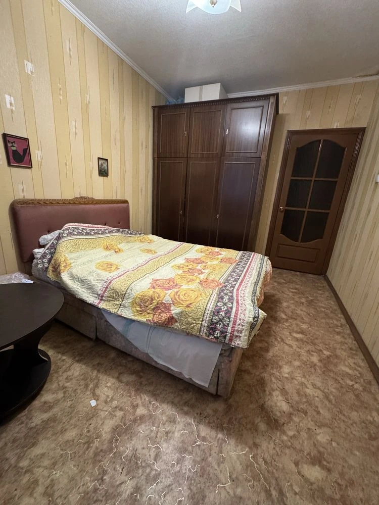 Продам 2 комн квартиру Гвардейцев Широнинцев 101