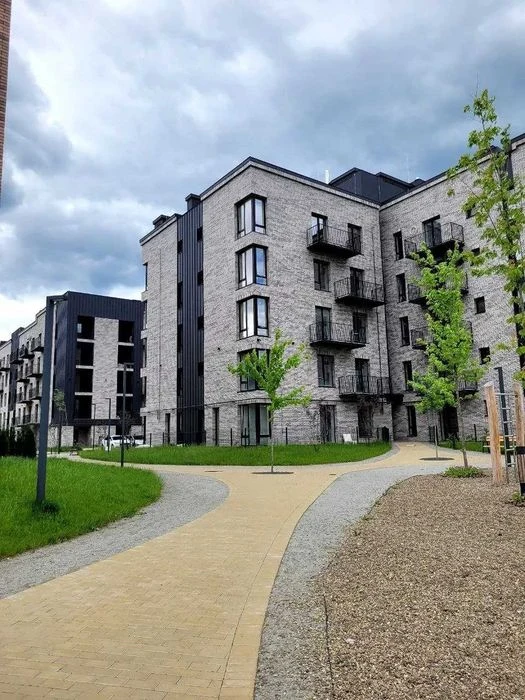 For sale 2-room apartment 64m2 + land plot in a low-rise building