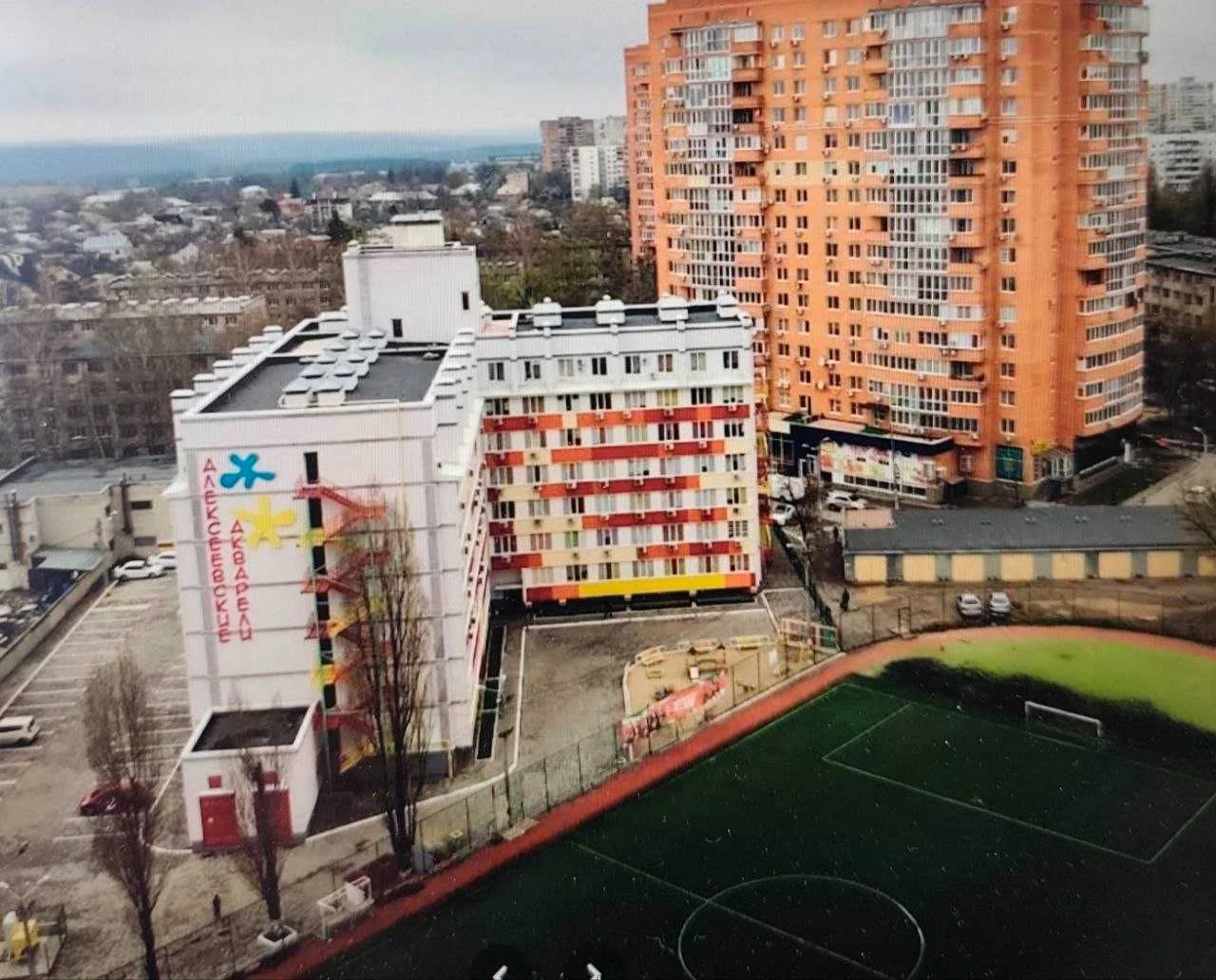 Продам охайну 1-нокімнатну студію в новобудові біля метро.