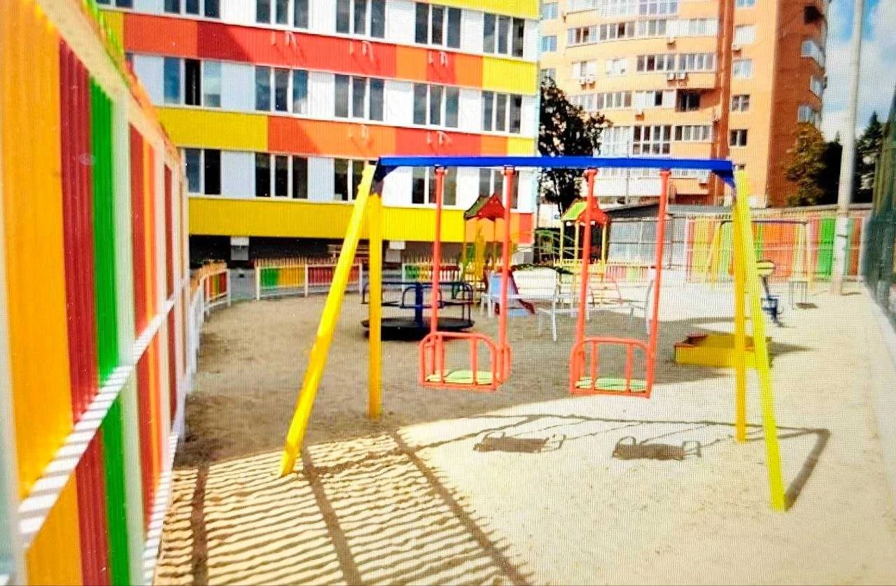 Продам охайну 1-нокімнатну студію в новобудові біля метро.