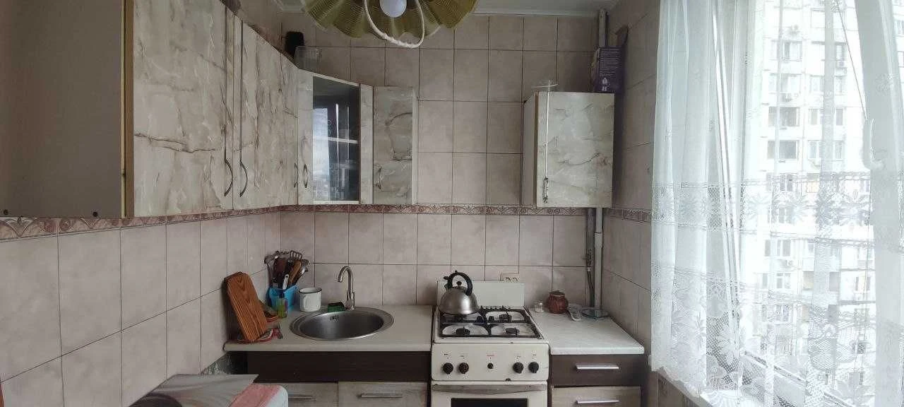 3-хкімнатна квартира з газом біля ст.метро Спортивна. ym