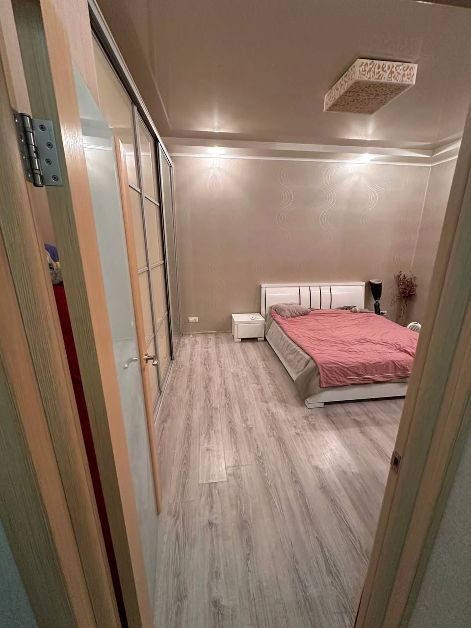 Продам 2 кім кв-ра пр-т Героїв Харкова 131 б,м.Захистників У