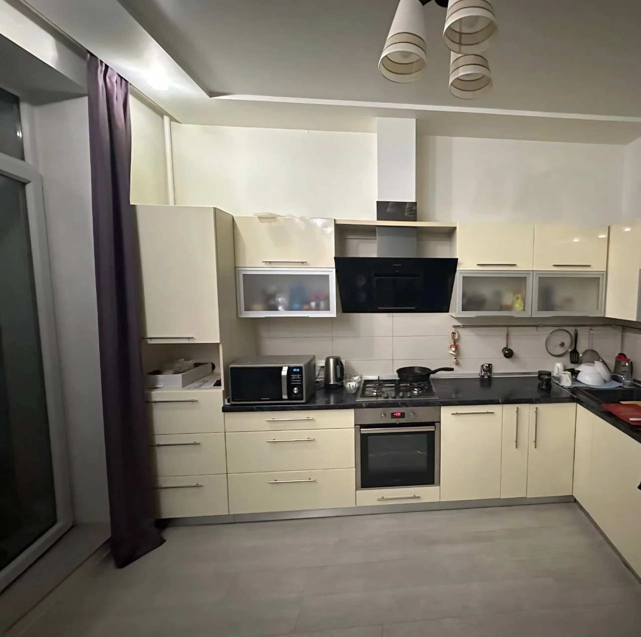 Продам 2 кім кв-ра пр-т Героїв Харкова 131 б,м.Захистників У