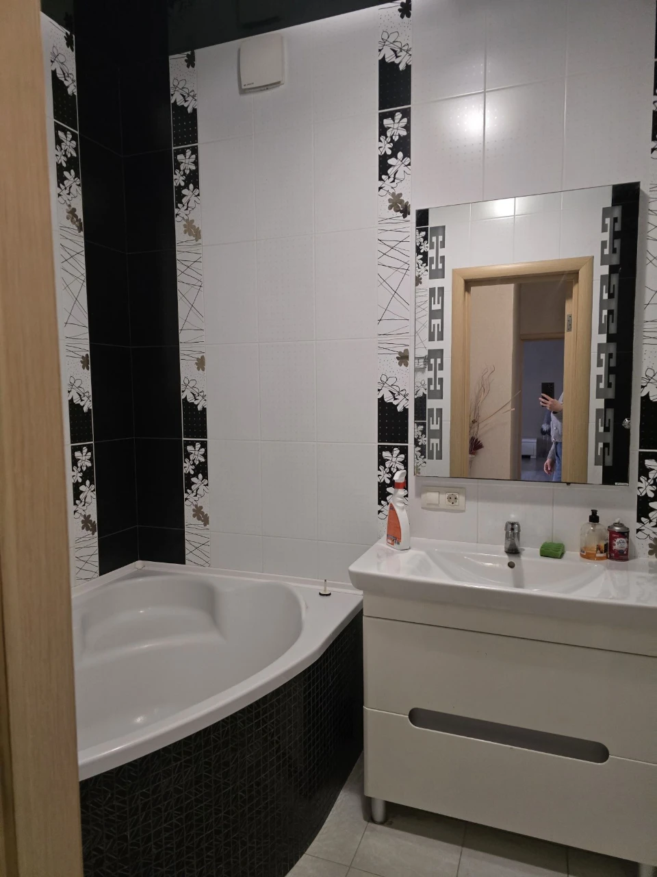 Продам 2 кім кв-ра пр-т Героїв Харкова 131 б,м.Захистників У
