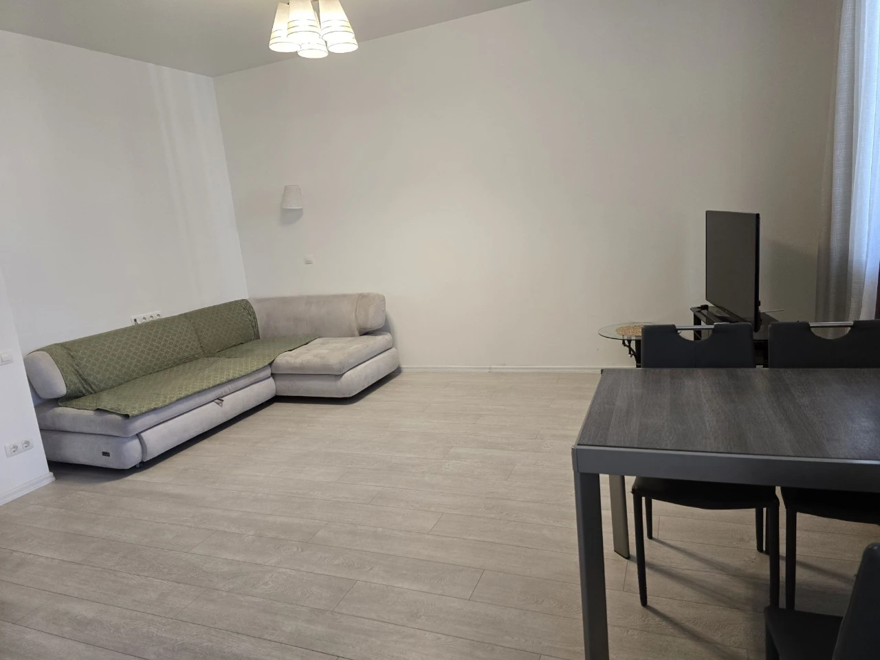 Продам 2 кім кв-ра пр-т Героїв Харкова 131 б,м.Захистників У