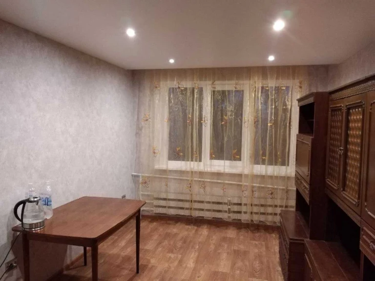 Продам гостинку б-р Ив.Каркача, м Индустриальная, свой с/у
