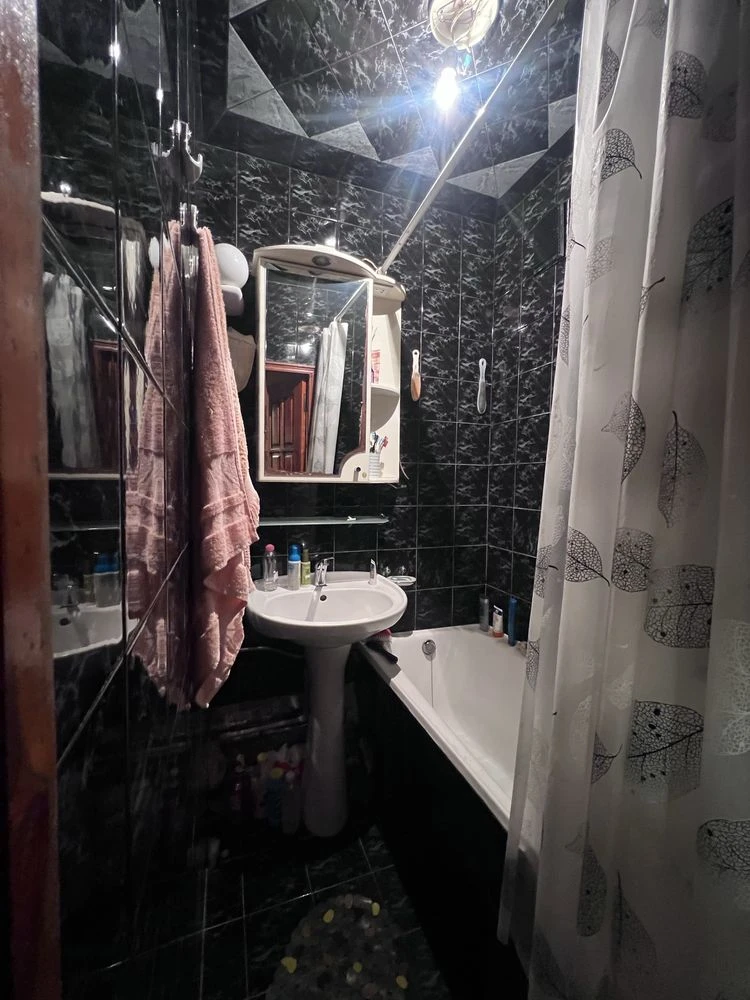 Продам 3 ком кв на Одесской именно там )!