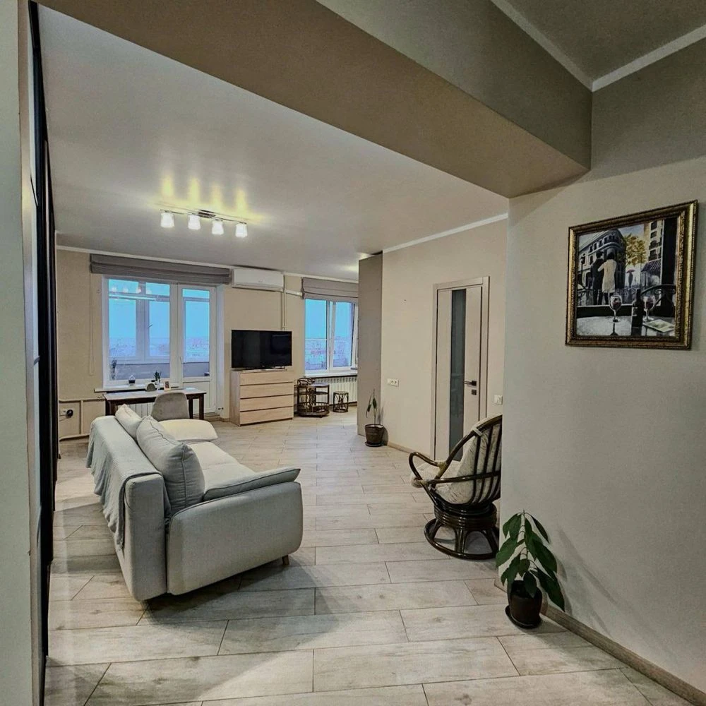 Продам 3 ком. квартиру с евроремонтом возле метро Научная.