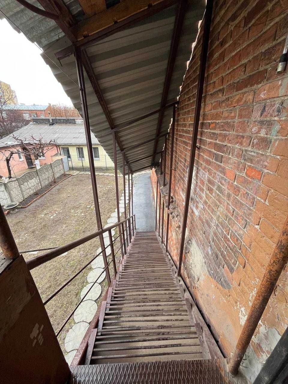 Продам 3к кв біля Конного ринку