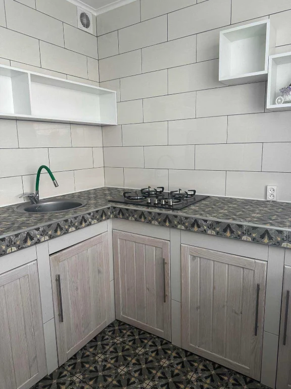 Продам  большую 1 к на Салтовке рядом с метро , 522 м-н . Ре