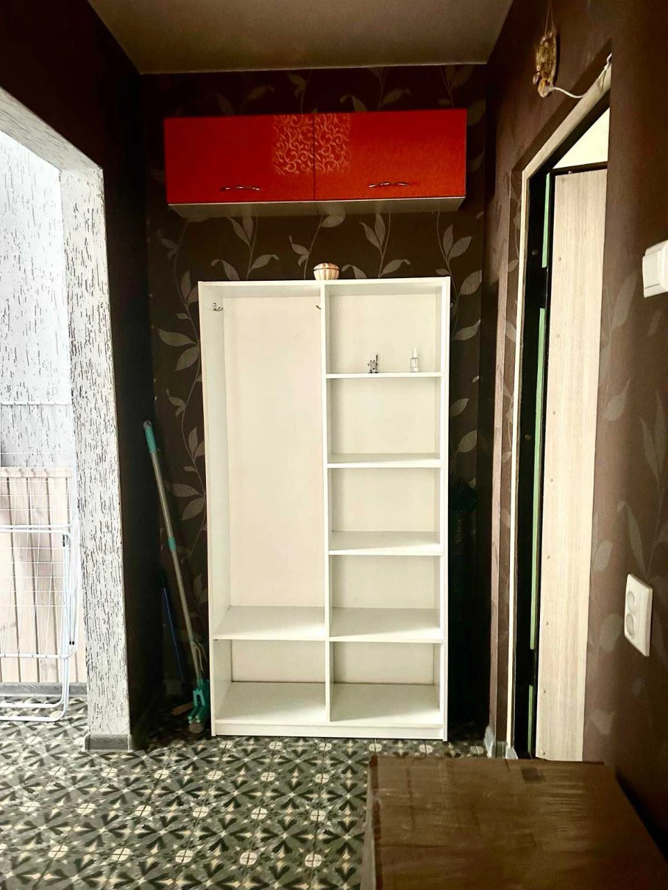 Продам  большую 1 к на Салтовке рядом с метро , 522 м-н . Ре