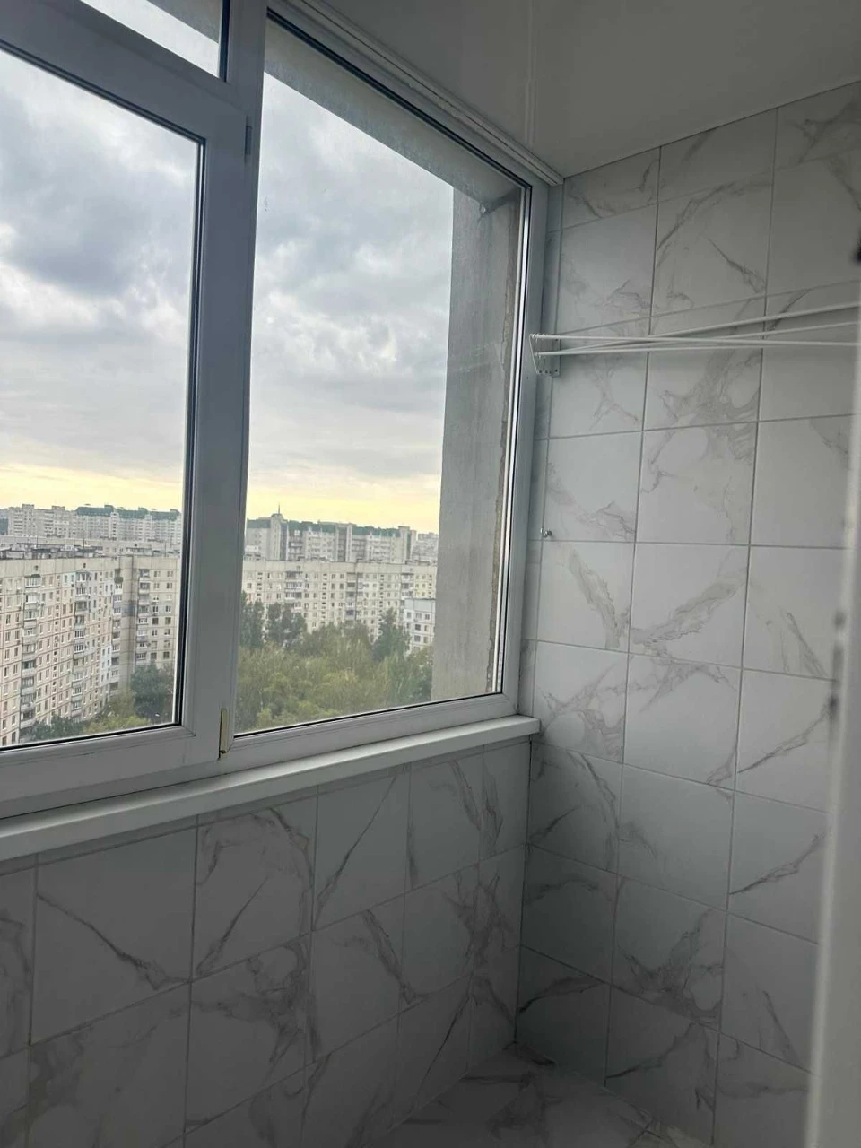 Продам  большую 1 к на Салтовке рядом с метро , 522 м-н . Ре