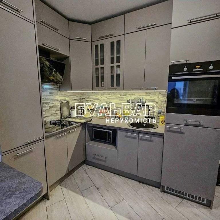 Продам 3 к.кв., Центр, Шатиловка, ул. Авиационная, м. Научна