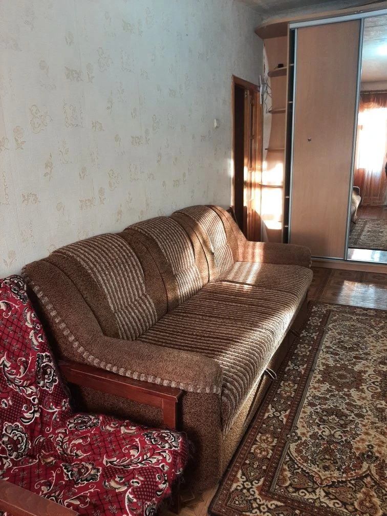 Продам  свою 2к. возле метро! Без комиссии