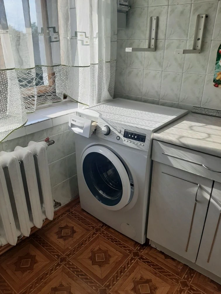 Продам  свою 2к. возле метро! Без комиссии