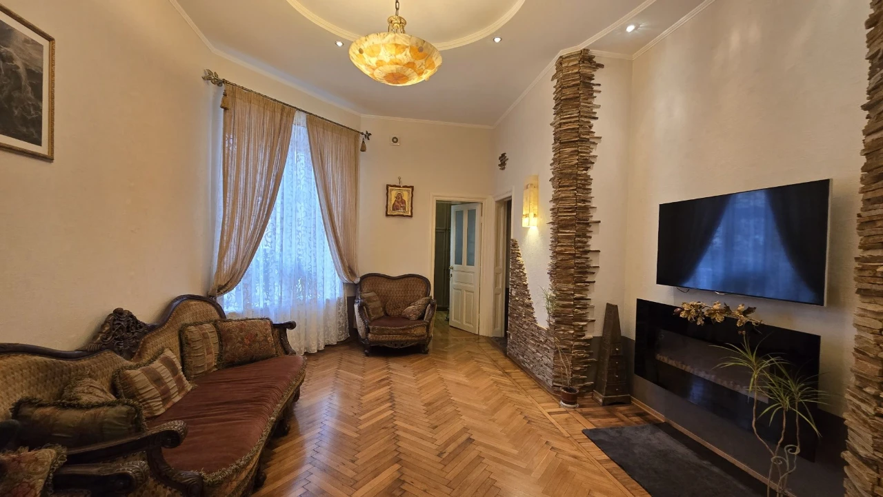 Центр   В продаже 5 комнатная квартира с балконом, 2 этаж  А