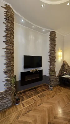 Центр   В продаже 5 комнатная квартира с балконом, 2 этаж  А