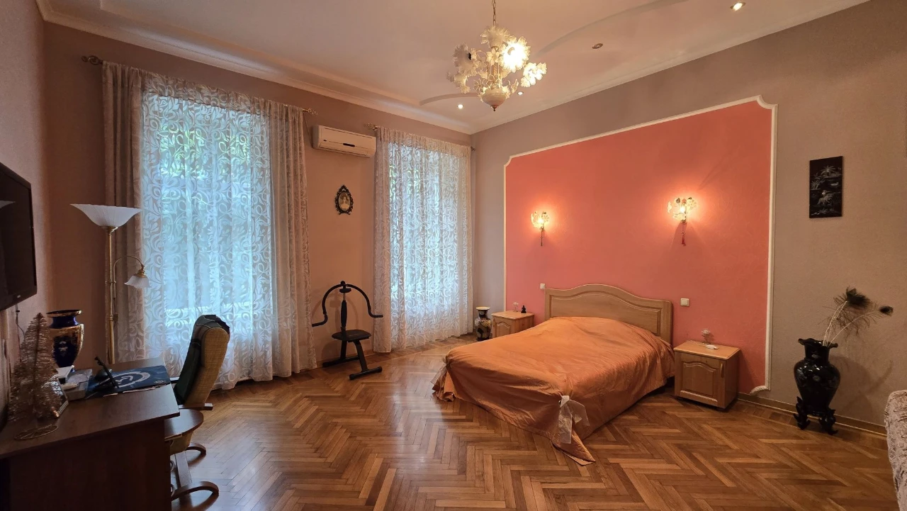 Центр   В продаже 5 комнатная квартира с балконом, 2 этаж  А