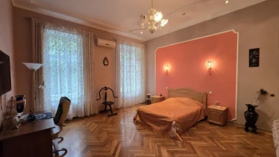 Центр   В продаже 5 комнатная квартира с балконом, 2 этаж  А