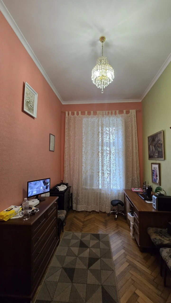 Центр   В продаже 5 комнатная квартира с балконом, 2 этаж  А