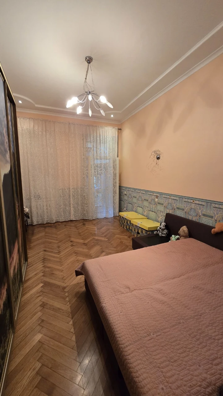 Центр   В продаже 5 комнатная квартира с балконом, 2 этаж  А
