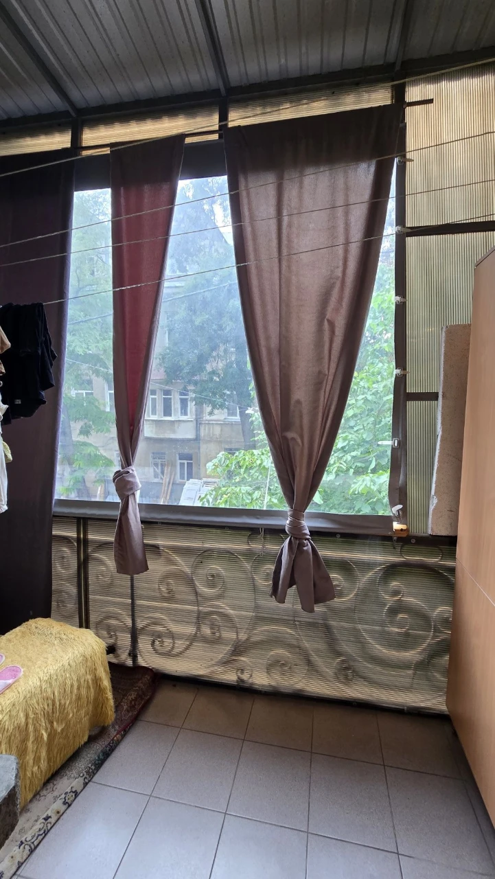 Центр   В продаже 5 комнатная квартира с балконом, 2 этаж  А